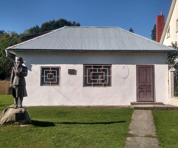 Пам’ятник вчительці