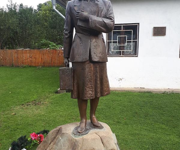 Пам’ятник вчительці