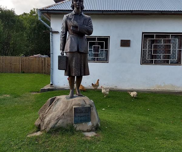 Пам’ятник вчительці