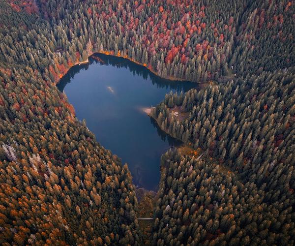 Відпочинок біля озера Синевир: що робити, де зупинитися і що подивитися поруч